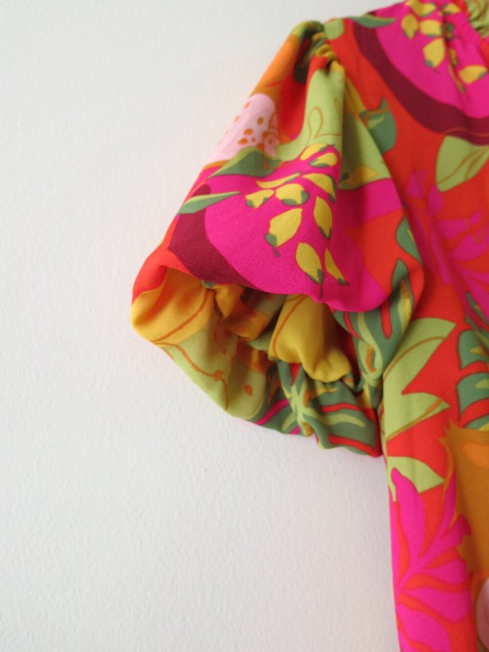 Rose & Olive Vibrant Tropical Botanical Fruits Feminine Short Sleeve Top Size S - Picture 4 of 10